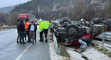 Devrilen tırın altında kalan sürücü hayatını kaybetti