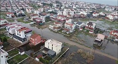 Dikili'de yağış durdu, sular kaldı