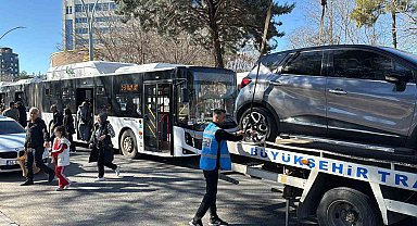 Diyarbakır'da durak önlerine park eden araçlar çekildi