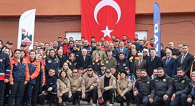 Diyarbakır'da eğitimlerini tamamlayan arama-kurtarma ekiplerine 'peç' takıldı