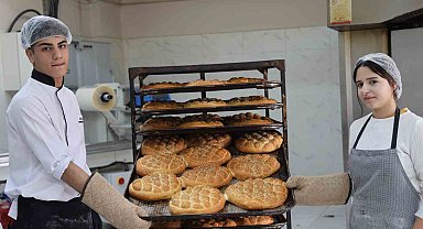 Diyarbakır'da öğrenci ve öğretmenlerin çıkardığı pideler ihtiyaç sahiplerine ulaştırılıyor