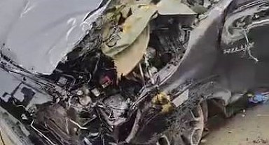 Diyarbakır'da pikap bariyerlere ok gibi saplandı: 2 yaralı