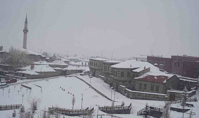 Doğu'ya kar yağmurla karışık geri geliyor