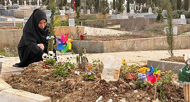 Doğum günü kutlamaya gitti cenazesi geldi, acılı anne mezarı başında ağıt yaktı