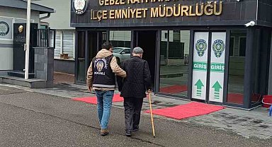 Dolandırıcılıktan aranıyordu, emniyete bastonuyla götürüldü