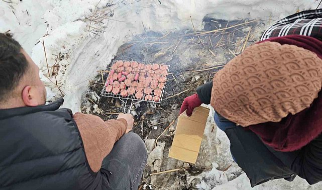 Donan Nazik Gölü üzerinde sucuk ekmek keyfi