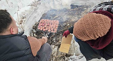 Donan Nazik Gölü üzerinde sucuk ekmek keyfi