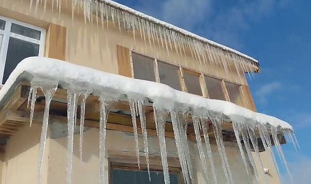 Dondurucu soğuk çatılarda buz sarkıtlarına dönüştü