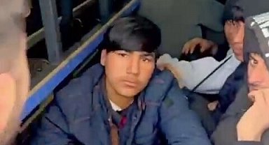 Durdurulan minibüste 20 düzensiz göçmen yakalandı: 2 tutuklama