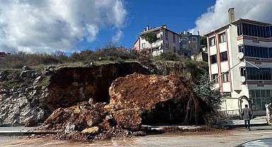 Dursunbey'de dev kaya yola düştü