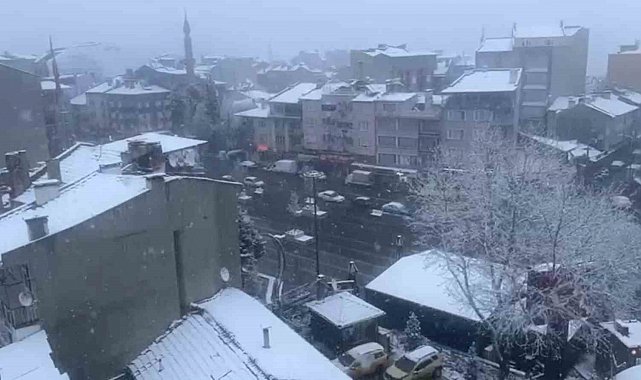 Dursunbey'de kar yağışı ilçeyi beyaza bürüdü