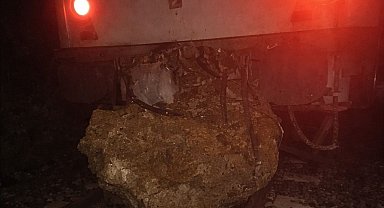 Düşen kaya treni raydan çıkardı, yolcular otobüslerle nakledildi