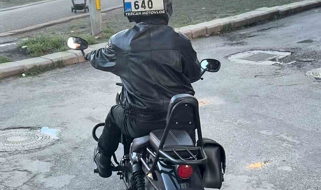 Düşen plakasını kaskına bantlayıp yoluna devam ettim