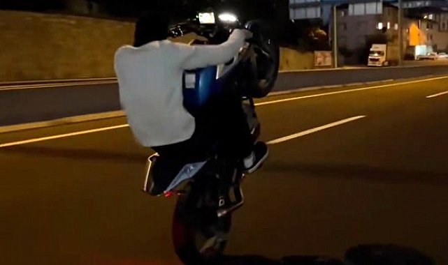 Düzce'de akrobatik hareketler yapan motosikletli "aday sürücü" çıktı