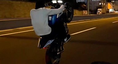 Düzce'de akrobatik hareketler yapan motosikletli "aday sürücü" çıktı