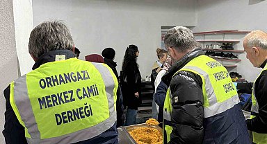 Düzce'de cami cemaati öğrencilere iftar veriyor