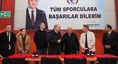 Düzce'de güreşçilere spor malzemeleri dağıtıldı