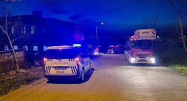 Düzce'de kuvvetli rüzgar okulun çatısını uçurdu