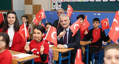 Düzce'de öğrenciler ikinci döneme Türk bayraklarıyla başladı