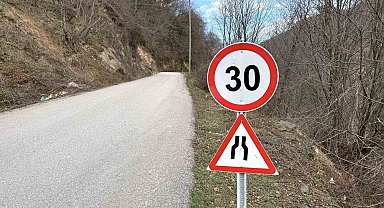 Düzce'de trafik levhaları yenileniyor