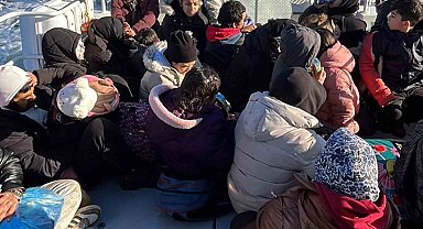 Düzensiz göçmenler karada mahsur kaldı