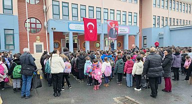 Edirne'de 6 şubat depreminde hayatını kaybedenler için saygı duruşu