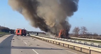 Edirne'de domates yüklü tır alev alev yandı