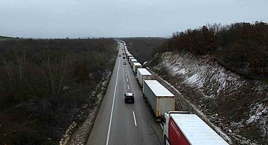 Edirne'de dondurucu soğukta kilometrelerce tır kuyruğu
