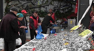 Edirne'de hamsinin kilosu 50 liraya düştü, tezgahlar şenlendi