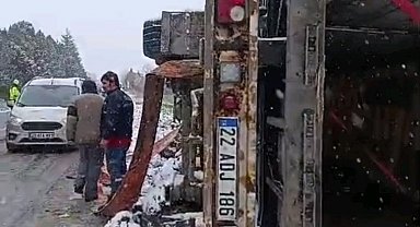 Edirne'de kar yağışı ve fırtına sebebiyle tır devrildi