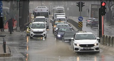 Edirne'de yağmur etkili oldu, cadde ve sokaklar göle döndü