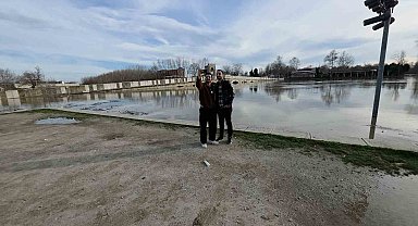 Edirneliler taşkın riski bulunan nehir kenarına akın etti