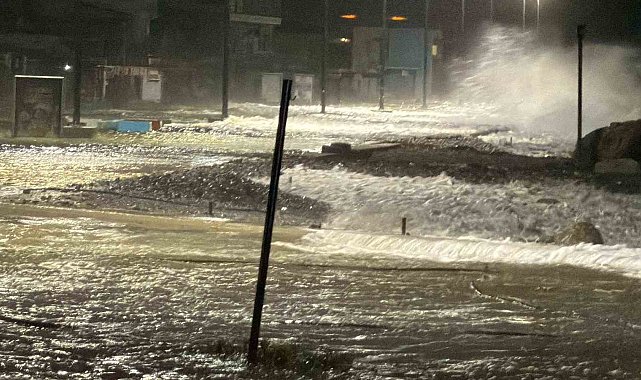 Edremit'te fırtınada deniz ve kara adeta birleşti
