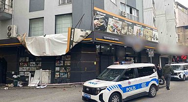 Efeler'de şiddetli rüzgar tabelaları kopardı, iş yerlerinde hasar oluştu