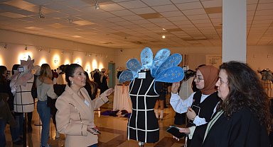 Egeli moda tasarım öğrencileri atık kumaşları sanata dönüştürdü