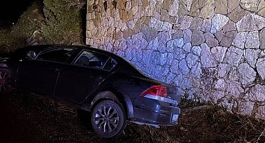 Eğirdir'de yol kenarına savrulan otomobildeki 3 kişi yaralandı