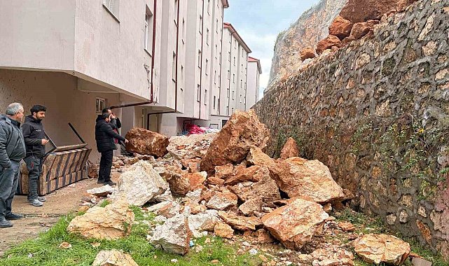Eğirdir'de yuvarlanan kayaların tehdit ettiği bina tahliye edildi