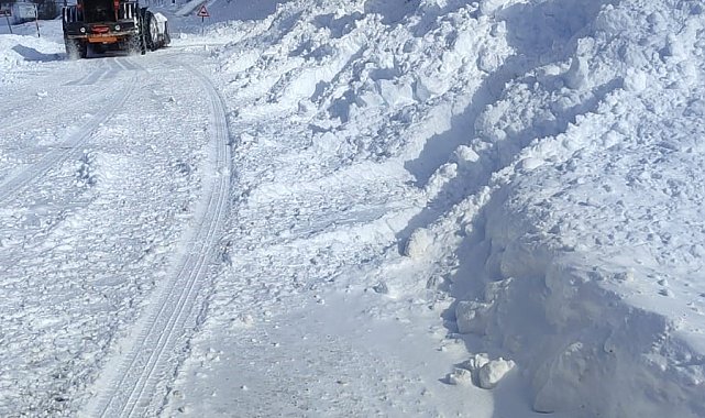 Eğribel Tüneli girişinde çığ nedeniyle kapanan yol ulaşıma açıldı