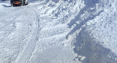 Eğribel Tüneli girişinde çığ nedeniyle kapanan yol ulaşıma açıldı