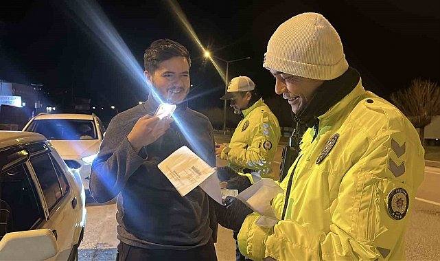 Ehliyetini zarftan çıkarmak için 1 ay torpidoda tutup çevirmeye girmeyi bekledi