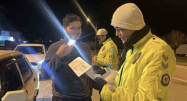 Ehliyetini zarftan çıkarmak için 1 ay torpidoda tutup çevirmeye girmeyi bekledi