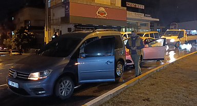 Ehliyetsiz sürücü kırmızı ışıkta bekleyen araca çarptı