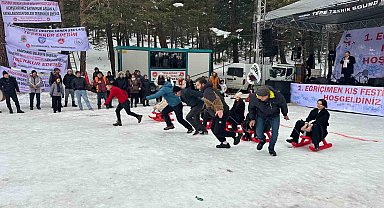 Ekskavatörle kızak yapıp soğuk havada halaylarla ısındılar
