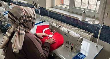 El emeği göz nuru Türk bayrakları ilmek ilmek işlendi