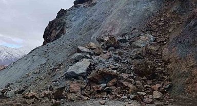 Elazığ'da heyelan yolu kapadı