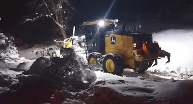Elazığ'da kapalı köy yollarında kar temizleme çalışmaları sürüyor