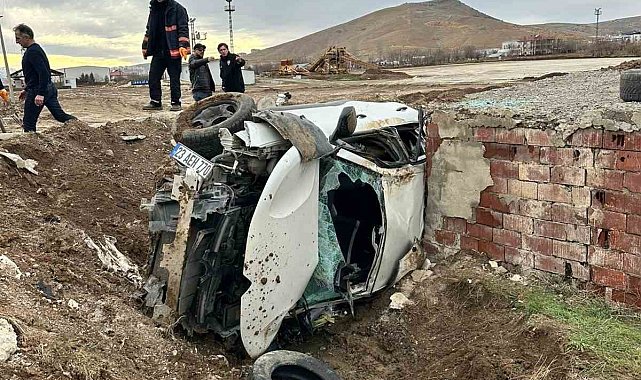 Elazığ'da otomobil aydınlatma direğine çarptı: 2 yaralı