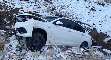 Elazığ'da otomobil şarampole uçtu: 2 yaralı