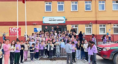 Emet'te öğrenciler karaçam tohumlarını saksılara ekti