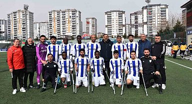 Engellerini ampute futbolla aşıyorlar